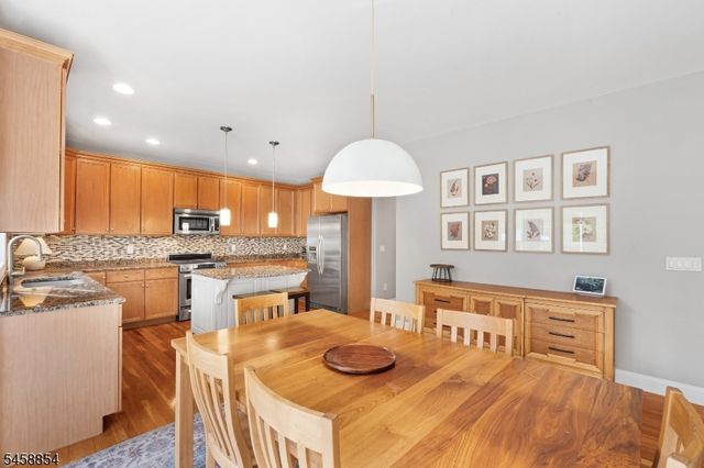 1 Ming Ct, Chester Twp., NJ 07930