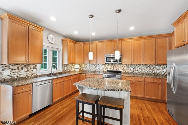 1 Ming Ct, Chester Twp., NJ 07930