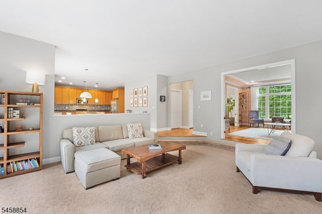 1 Ming Ct, Chester Twp., NJ 07930