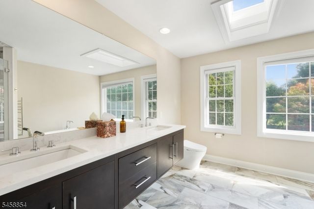 1 Ming Ct, Chester Twp., NJ 07930