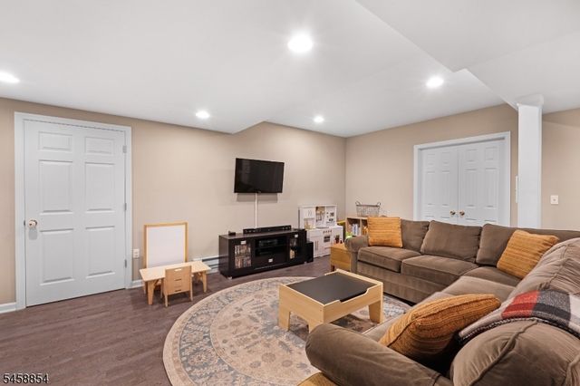 1 Ming Ct, Chester Twp., NJ 07930
