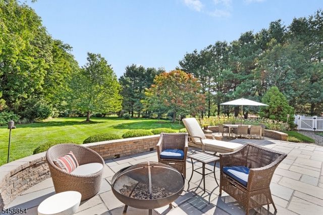1 Ming Ct, Chester Twp., NJ 07930