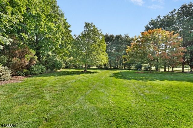 1 Ming Ct, Chester Twp., NJ 07930