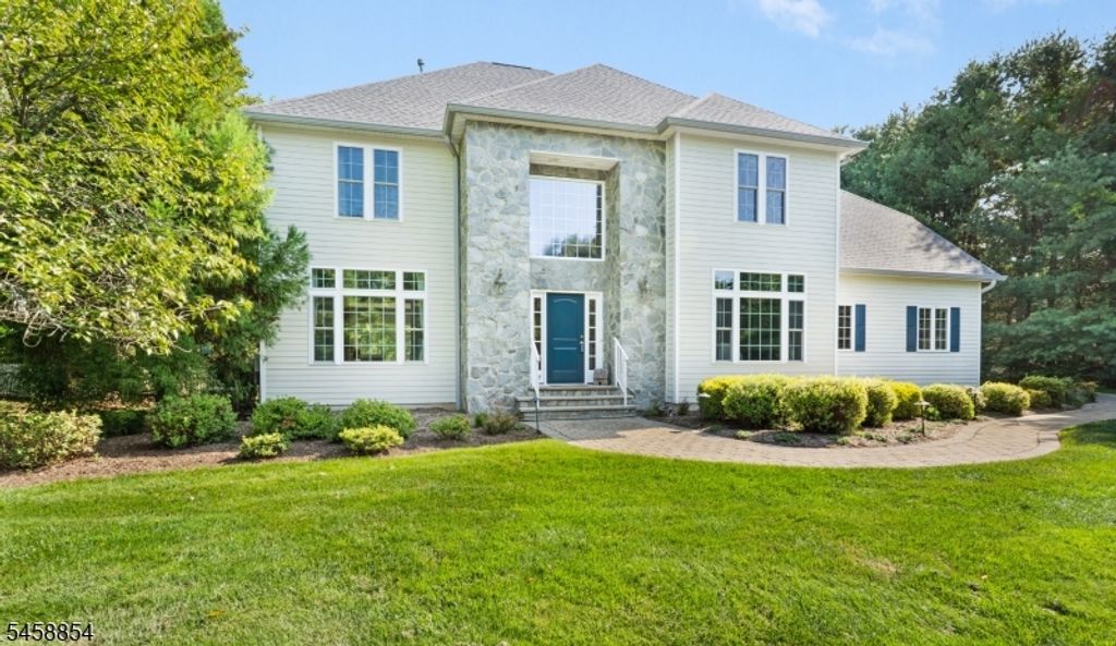 1 Ming Ct, Chester Twp., NJ 07930