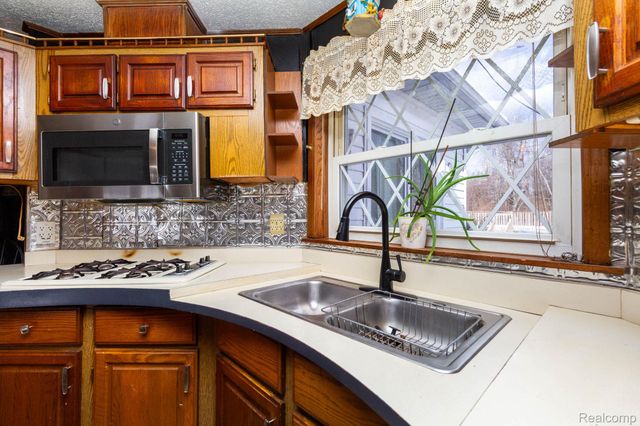 8200 Oakville Waltz Road, Belleville, MI 48111