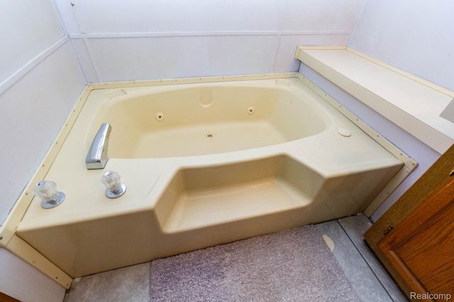 8200 Oakville Waltz Road, Belleville, MI 48111