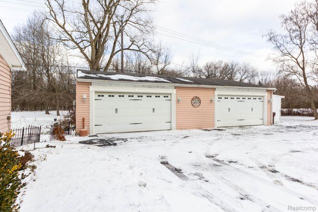 8200 Oakville Waltz Road, Belleville, MI 48111