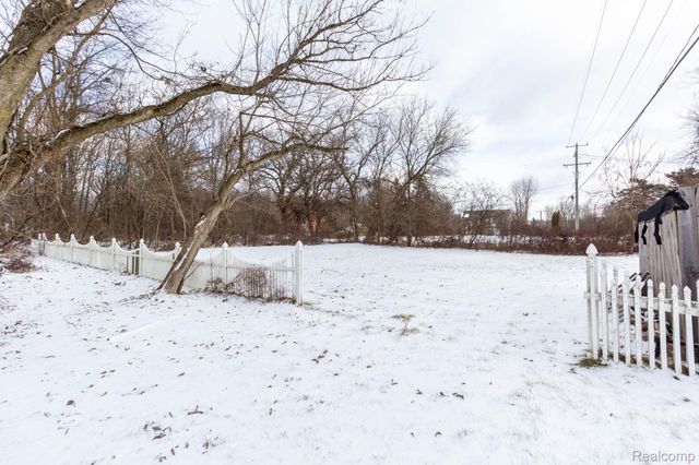 8200 Oakville Waltz Road, Belleville, MI 48111