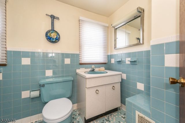 36 Olga B Ter, Clifton City, NJ 07013