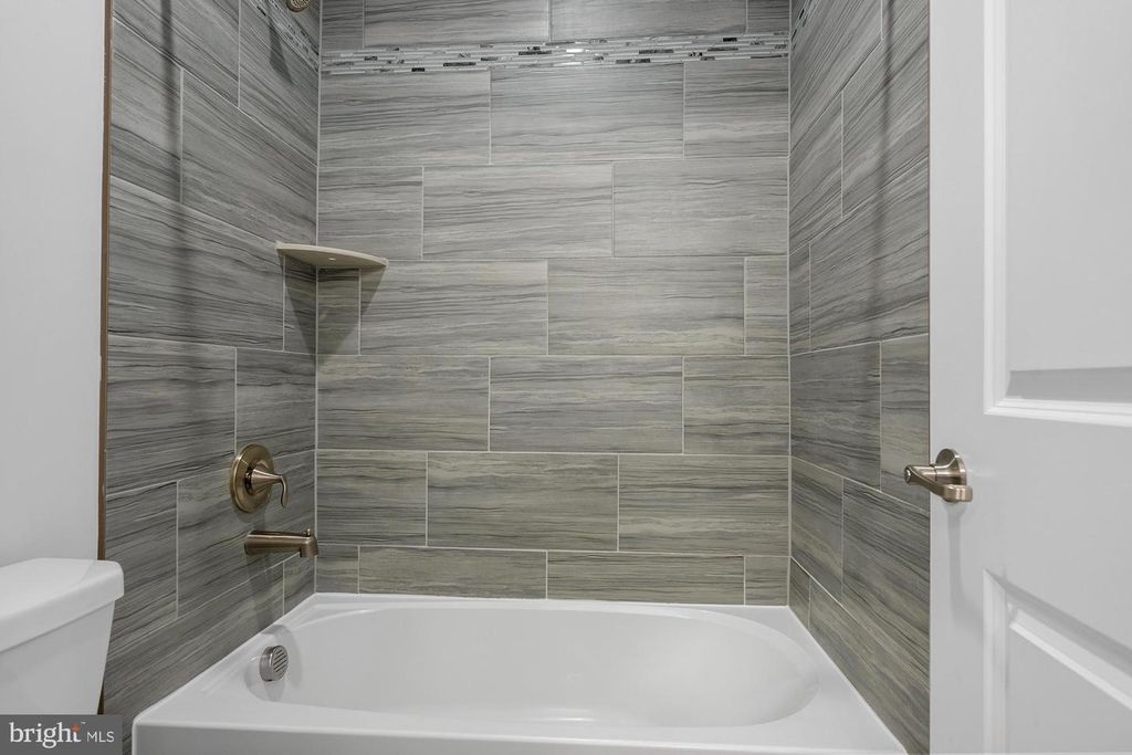 Image 23 of property listing at 821 BENTGRASS DR, Aberdeen, MD 21001