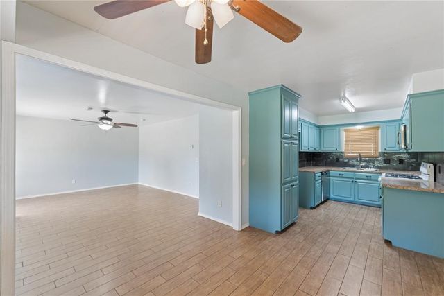 924 S Meadow Lane, Mustang, OK 73064