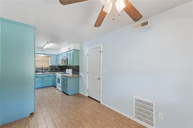 924 S Meadow Lane, Mustang, OK 73064