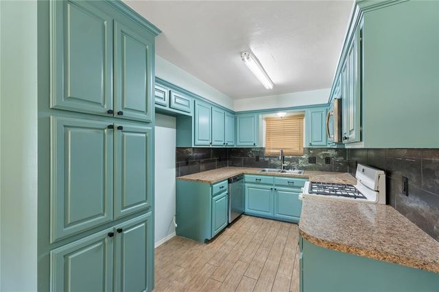 924 S Meadow Lane, Mustang, OK 73064