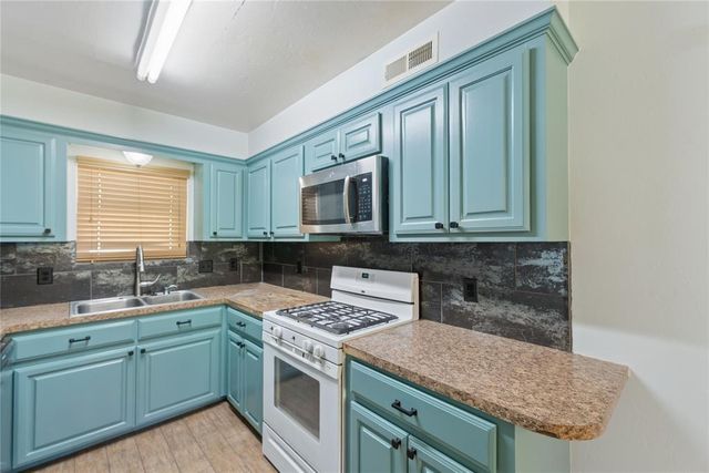 924 S Meadow Lane, Mustang, OK 73064