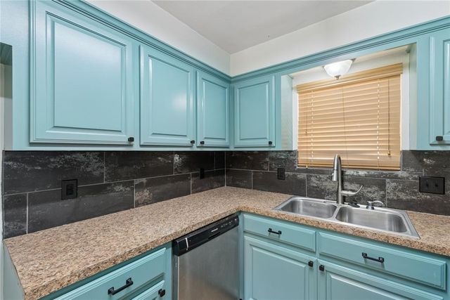924 S Meadow Lane, Mustang, OK 73064