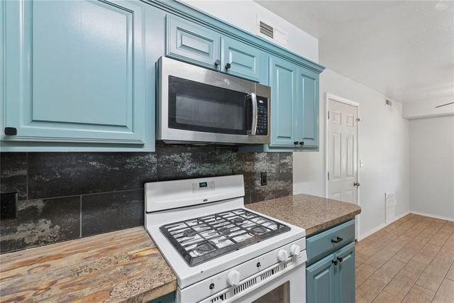 924 S Meadow Lane, Mustang, OK 73064