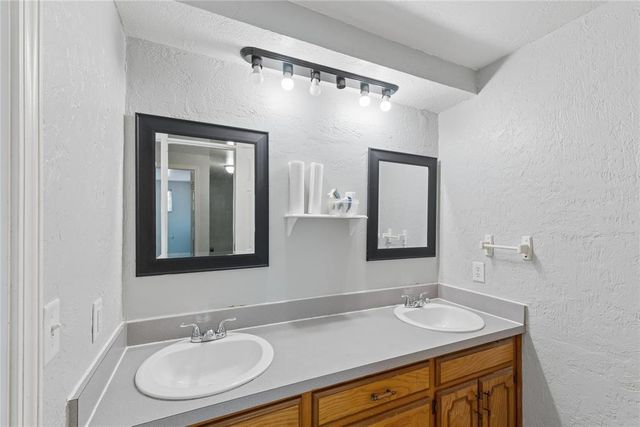 924 S Meadow Lane, Mustang, OK 73064
