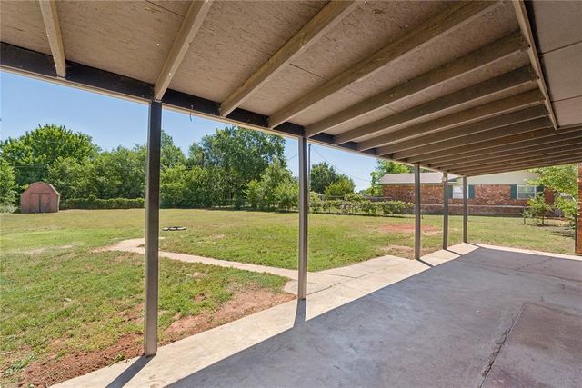 924 S Meadow Lane, Mustang, OK 73064