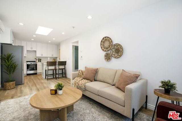3666 2nd Avenue, Los Angeles, CA 90018