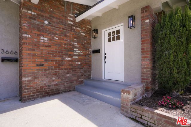 3666 2nd Avenue, Los Angeles, CA 90018