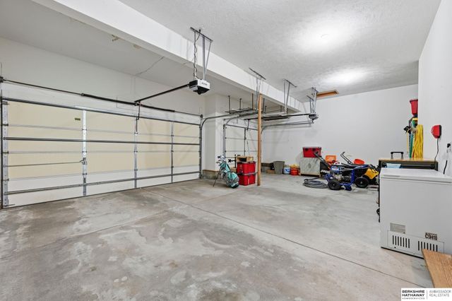 15085 Meredith Avenue, Omaha, NE 68116
