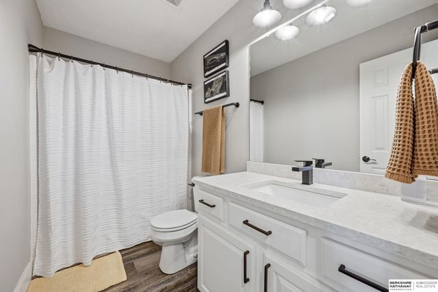 15085 Meredith Avenue, Omaha, NE 68116