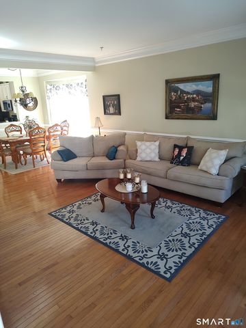 16 Fieldstone Court 16, North Haven, CT 06473