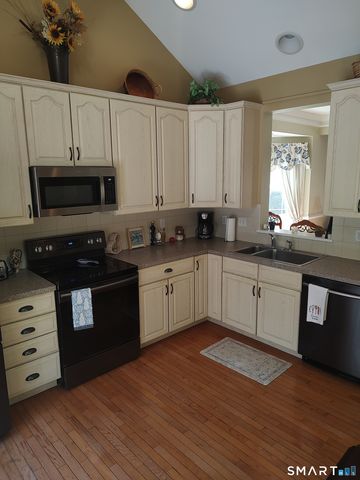 16 Fieldstone Court 16, North Haven, CT 06473