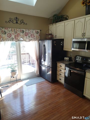 16 Fieldstone Court 16, North Haven, CT 06473