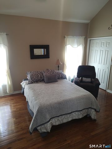 16 Fieldstone Court 16, North Haven, CT 06473