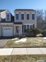 16 Fieldstone Court 16, North Haven, CT 06473