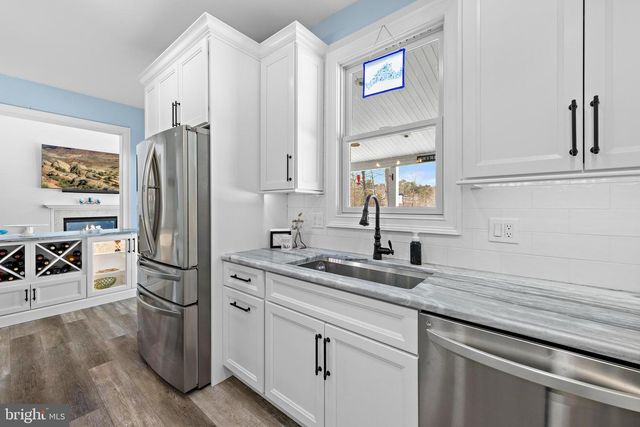 1090 RIDGE AVE, Manahawkin, NJ 08050