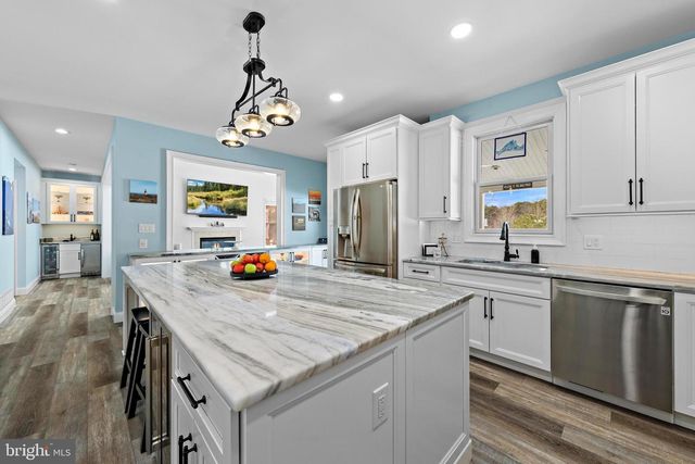 1090 RIDGE AVE, Manahawkin, NJ 08050