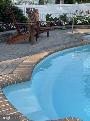 1090 RIDGE AVE, Manahawkin, NJ 08050