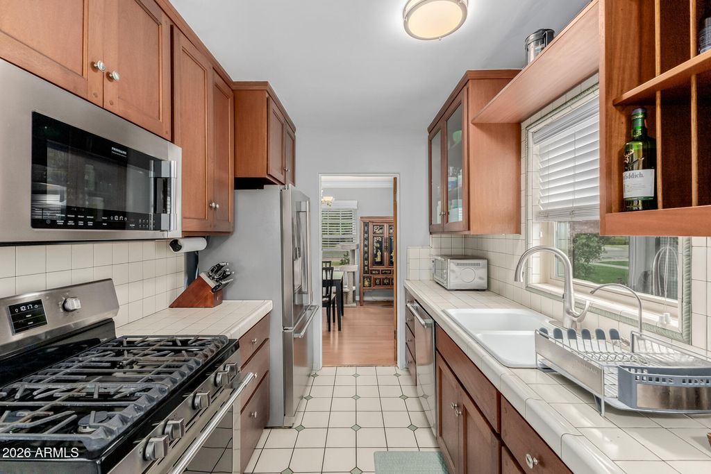 Image 15 of property listing at 521 W WILSHIRE Drive, Phoenix, AZ 85003