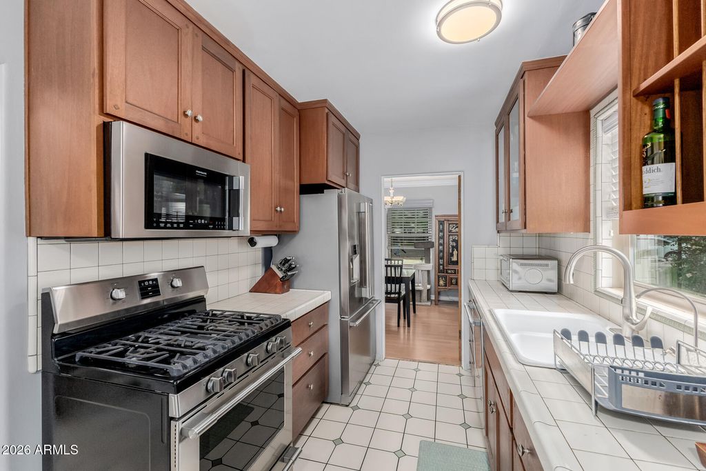 Image 16 of property listing at 521 W WILSHIRE Drive, Phoenix, AZ 85003