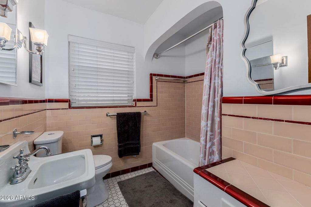 Image 20 of property listing at 521 W WILSHIRE Drive, Phoenix, AZ 85003