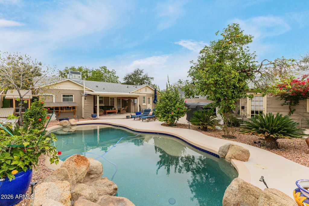 Image 30 of property listing at 521 W WILSHIRE Drive, Phoenix, AZ 85003