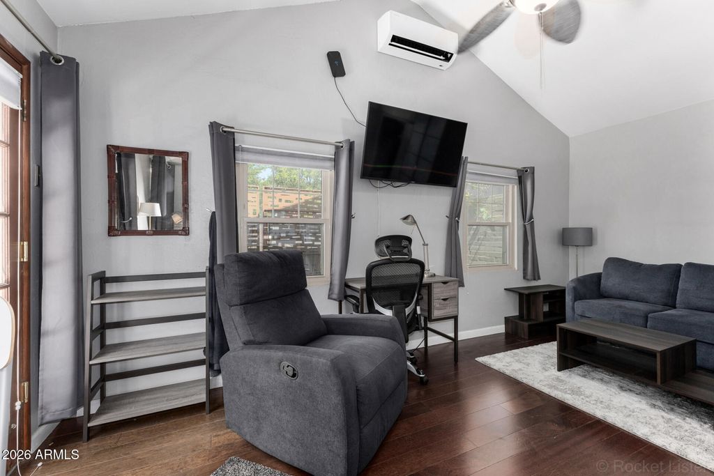 Image 36 of property listing at 521 W WILSHIRE Drive, Phoenix, AZ 85003