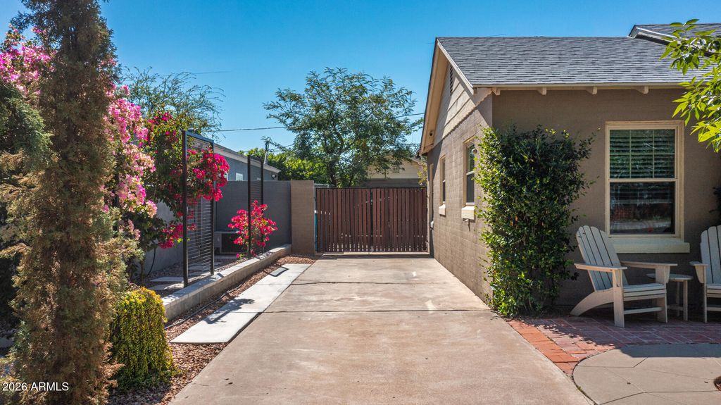 Image 4 of property listing at 521 W WILSHIRE Drive, Phoenix, AZ 85003