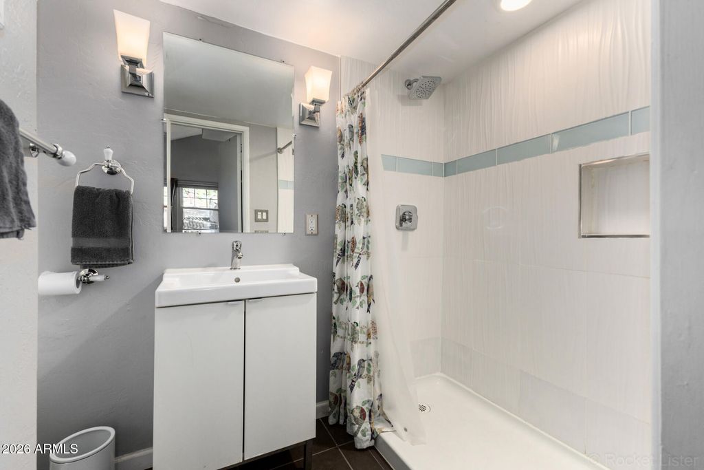 Image 43 of property listing at 521 W WILSHIRE Drive, Phoenix, AZ 85003