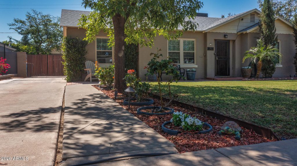 Image 5 of property listing at 521 W WILSHIRE Drive, Phoenix, AZ 85003