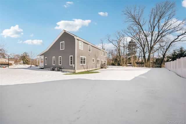 9 Saber Lane, Kings Park, NY 11754