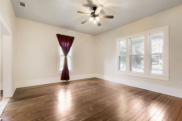 208 N Avenue B, Elgin, TX 78621