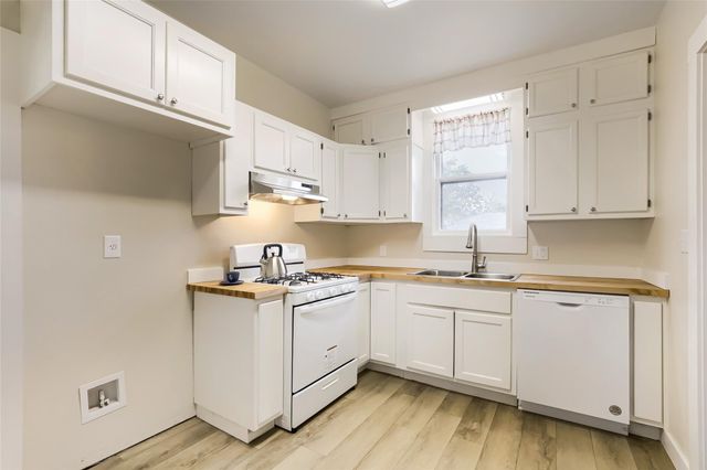 208 N Avenue B, Elgin, TX 78621