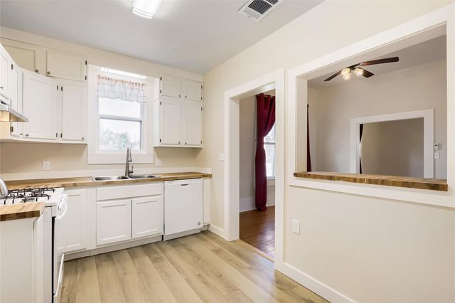 208 N Avenue B, Elgin, TX 78621