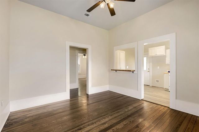 208 N Avenue B, Elgin, TX 78621