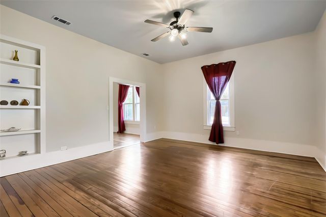 208 N Avenue B, Elgin, TX 78621