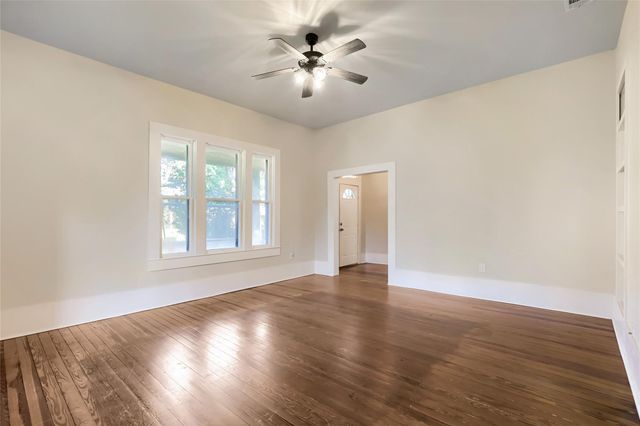 208 N Avenue B, Elgin, TX 78621