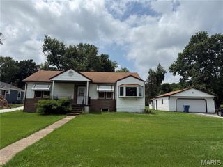19 Shumate Avenue, Maryland Heights, MO 63043